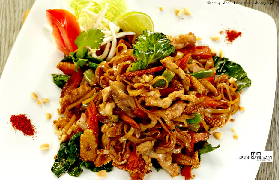 Thaixtreme-fire-noodle-with-chicken